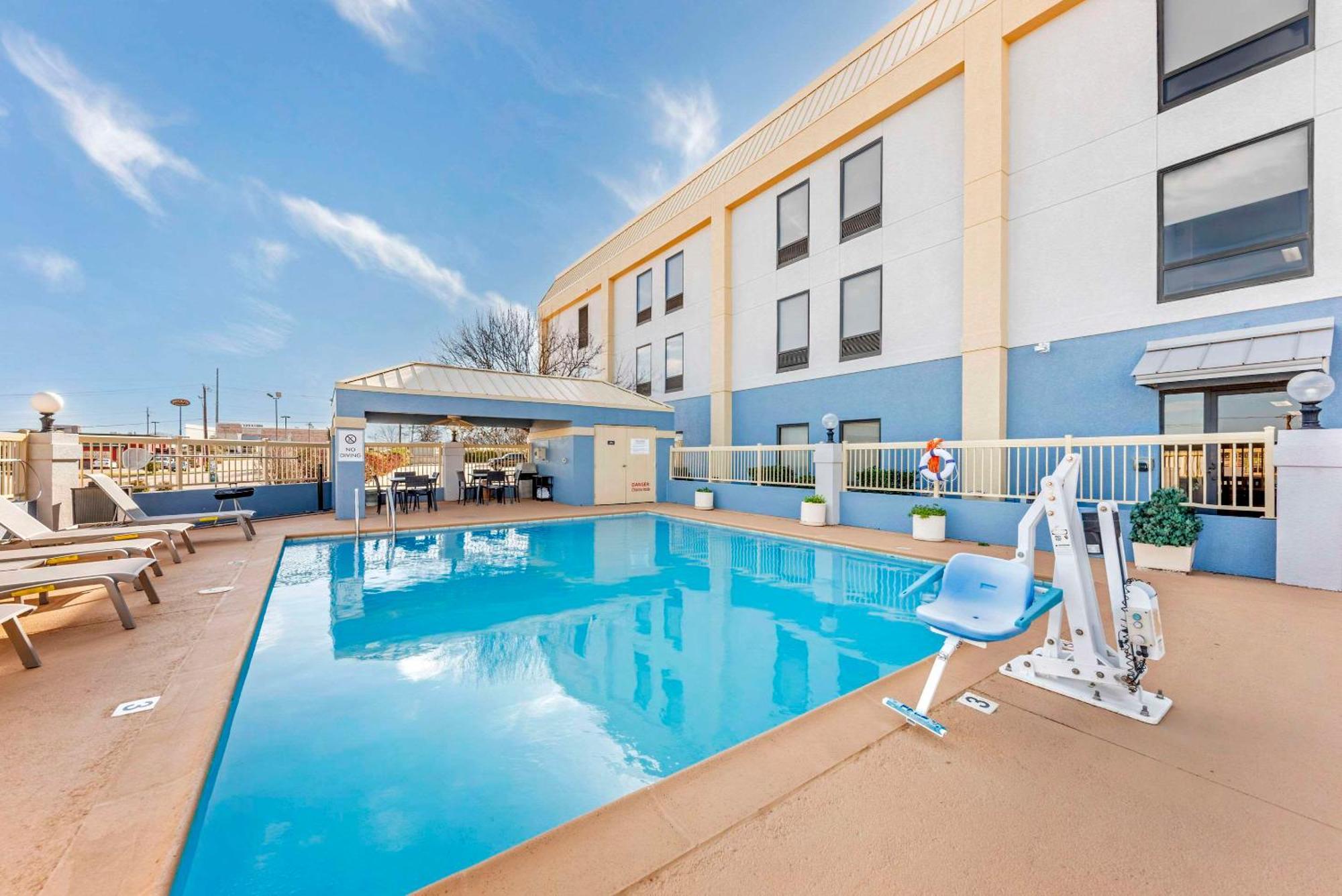 Inn Comfort - Near Fort Cavazos 3*